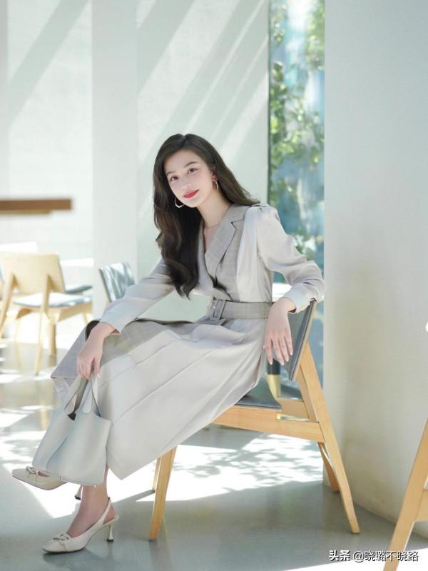 扔掉你的小白鞋吧，現在流行穿&OpenCurlyDoubleQuote;裸跟鞋&rdquo;，搭裙子褲子都時髦好看