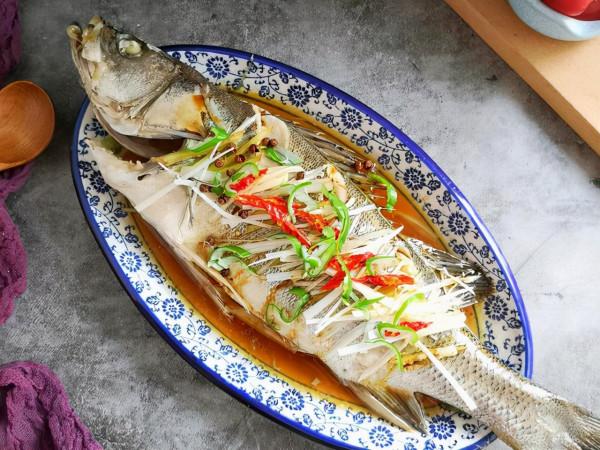 老年人為啥摔一跤就骨折？50歲後，2種肉請捨得吃，讓骨骼更健康