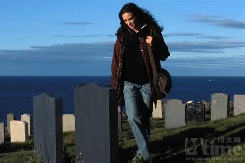 新認識的戀人突然失蹤，四處尋找，卻得知此人已死7年.更驚悚的是