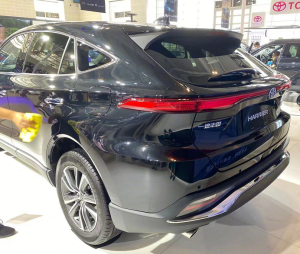 豐田中型SUV凌放實車現身！外觀酷似雷克薩斯，內飾祖傳大屏