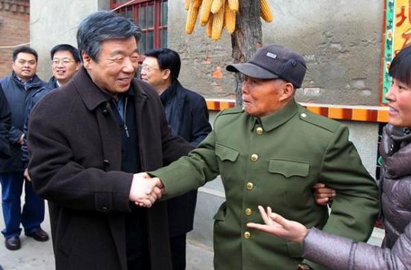 河南86歲老兵接受慰問,牆上老照片嚇壞省委書記,緊急聯絡軍區 河南86歲老兵接受慰問,牆上老照片嚇壞省委書記,緊急聯絡軍區