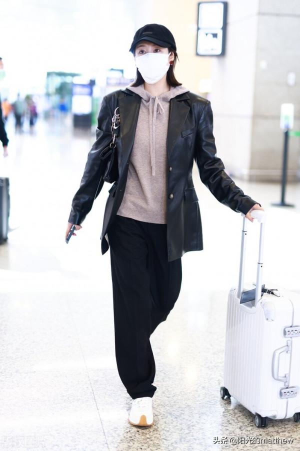 街拍：李純針織帽衫+皮西裝+運動鞋+休閒褲+棒球帽簡約大氣