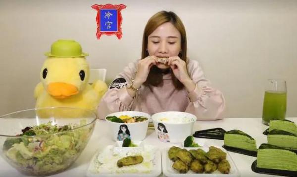 &OpenCurlyDoubleQuote;心中無男人抽刀自然神&rdquo;吃播一姐怒甩渣男分手後大擺&OpenCurlyDoubleQuote;全綠宴&rdquo;