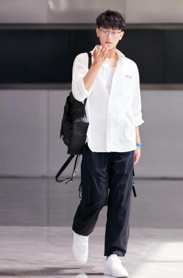 黃子韜曬休閒私服照,黑色衛衣搭配工裝短褲,天生的衣架子 黃子韜曬休閒私服照,黑色衛衣搭配工裝短褲,天生的衣架子