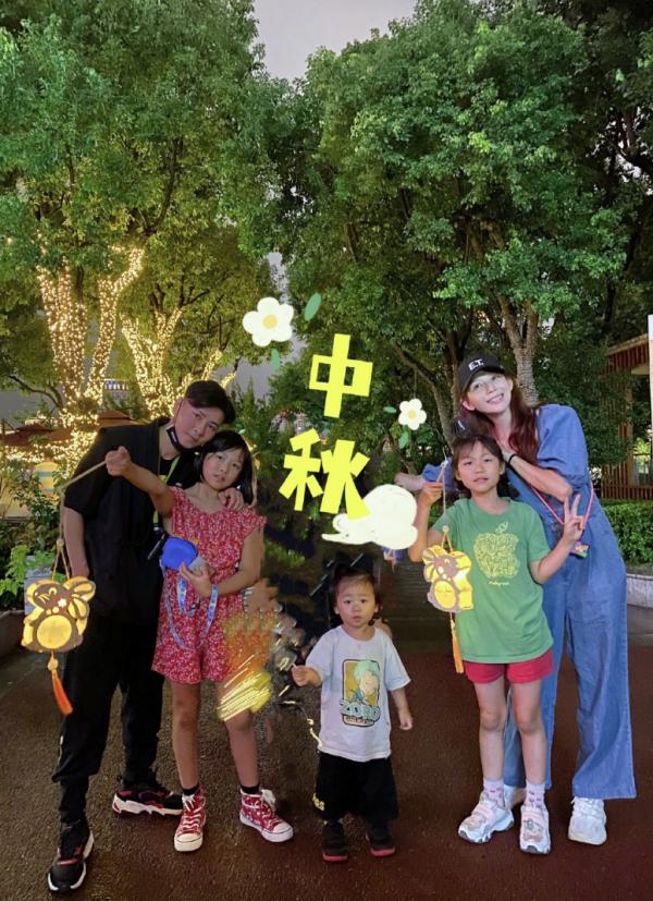 蔡少芬中秋曬全家福，穿古裝跳舞魚尾紋搶鏡，服裝被吐槽像丫鬟