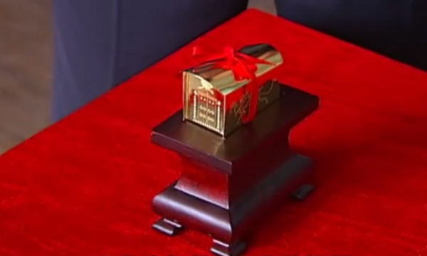 08年，山西古寺挖出唐代金棺，外包五層棺槨，金棺裡面發現舍利子