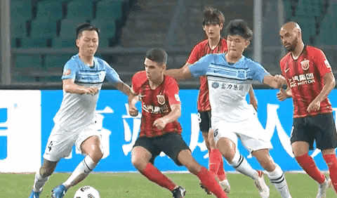 那些說裁判給保利尼奧黃牌是保送泰山的，請看圖說話