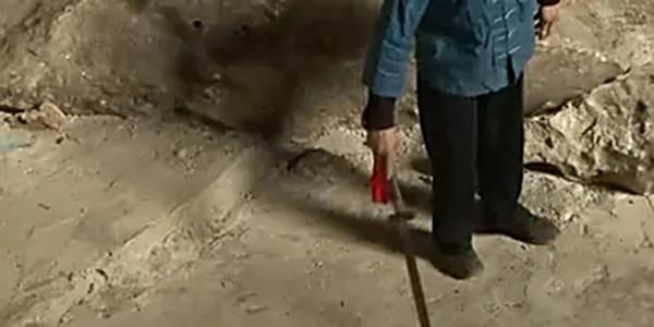 貴州背屍人：徒手將棺材背上懸崖，三天不吃不睡，峭壁上全是棺材