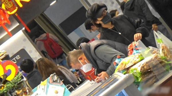 69歲曾志偉與好友遺孀逛街購物，兩人出雙入對七年，關係成謎