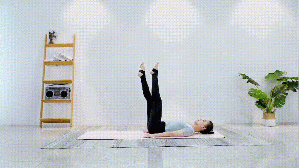 堅持了一個月的“躺瘦”，肚子平了，臀翹了！直接掉了四斤