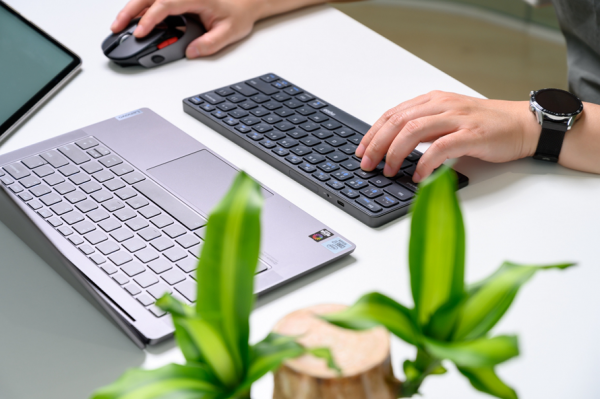 78鍵的輕盈打字精靈：雷柏E9050G無線刀鋒鍵盤體驗