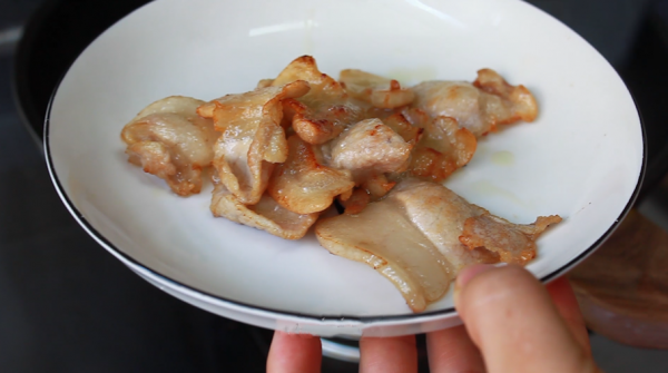 炒粉條時，最忌直接下鍋炒，教你一招，不粘鍋還不坨，筋道好吃