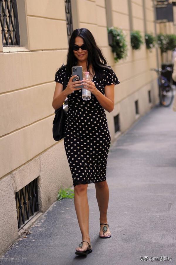 莫蘭阿提亞斯：一襲吊帶彩色裙，撩眼奪目