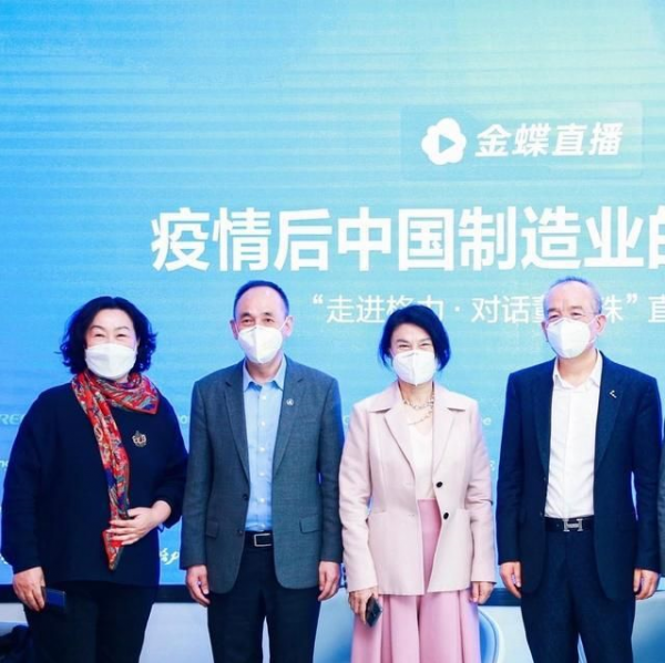 董明珠不愧是見過世面，穿露肩裙配高領打底，端莊又高階洋氣