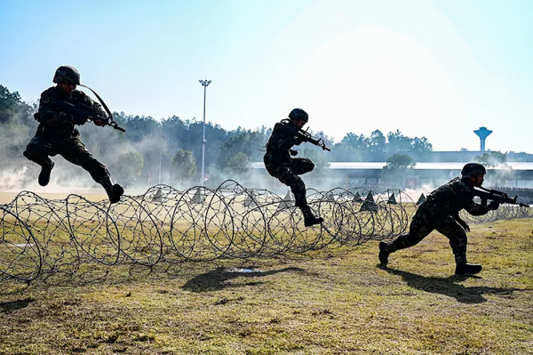 殺氣十足!火箭軍某部組織新兵大會操 殺氣十足!火箭軍某部組織新兵大會操
