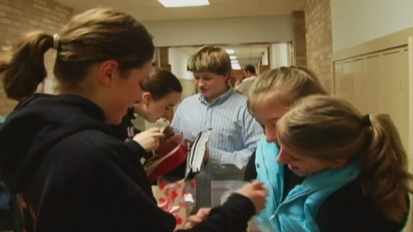 一個身體兩個頭，性格不同的連體姐妹花，該如何生活？