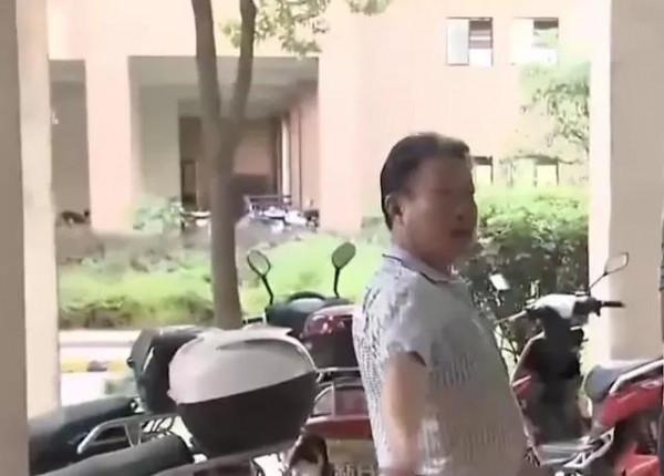 52歲巨嬰沒上過一天班！在家啃老，94歲母親洗衣做飯養他