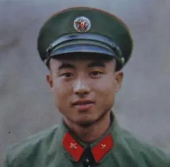 他用7發手槍子彈與敵周旋6天，死後遺體被封入水泥，只剩一隻頭骨