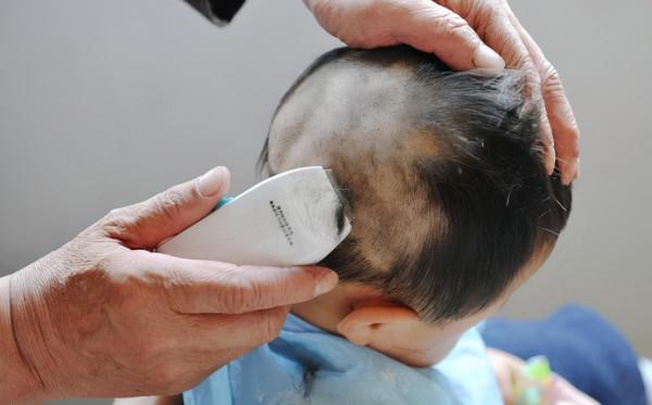 為啥新生兒有的頭髮，有的沒頭髮？沒頭髮的寶寶是發育晚嗎？