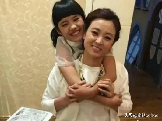 變形記最美最幸運的農村孩子現狀,善良的城市母親扶養,很幸福 變形記最美最幸運的農村孩子現狀,善良的城市母親扶養,很幸福