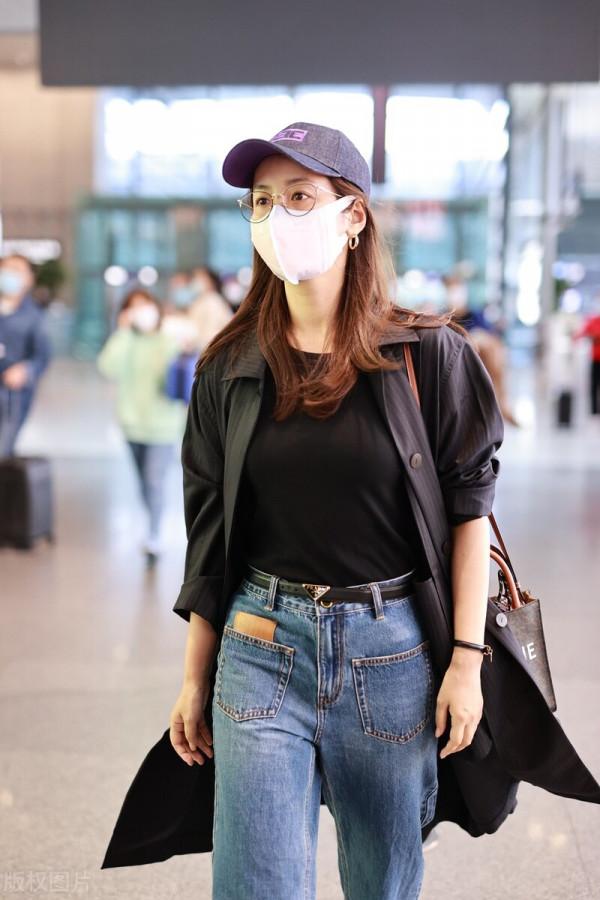 呂一穿黑色風衣搭配藍色牛仔褲,戴棒球帽簡約時尚 呂一穿黑色風衣搭配藍色牛仔褲,戴棒球帽簡約時尚