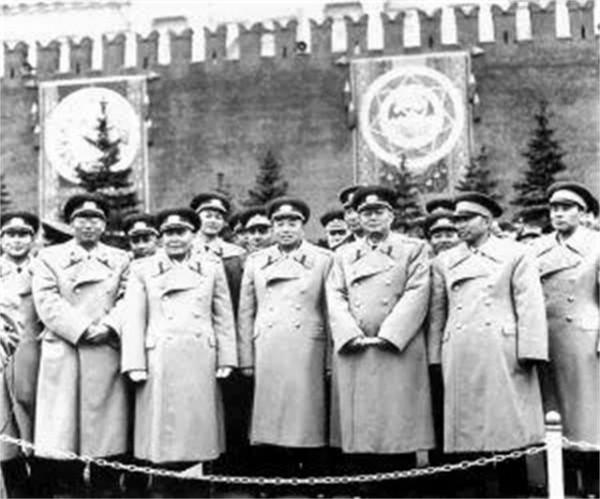 1957年，12位開國將帥在莫斯科大合影，彭老總站中間，粟裕站後邊