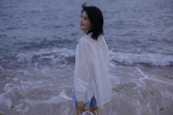 “壞女人”毛林林原來這麼溫柔，穿襯衫配短褲減齡又日常，真時尚