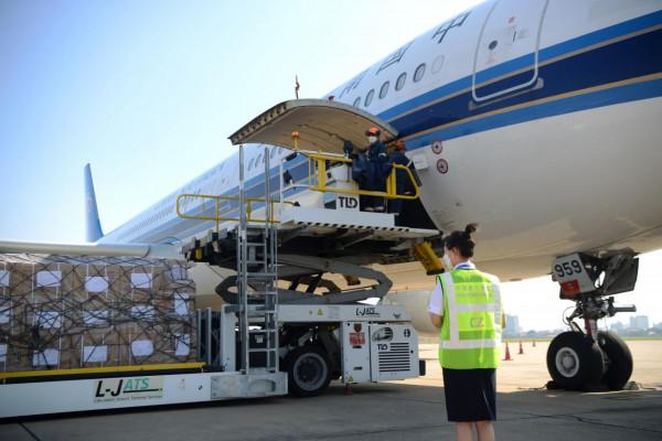 中國政府援助寮國新一批新冠疫苗運抵永珍機場