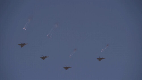 高燃預警！中國人民解放軍硬實力展示，網友：出息了出息了