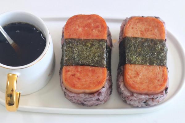 上班帶飯吃什麼?午餐肉飯糰瞭解一下,軟糯可口,不用模具也能做 上班帶飯吃什麼?午餐肉飯糰瞭解一下,軟糯可口,不用模具也能做