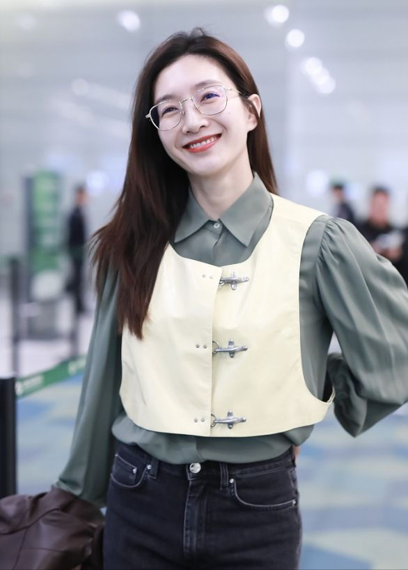江疏影謊報年齡了吧！敢素顏走機場，這牛奶肌比十八歲少女還嫩