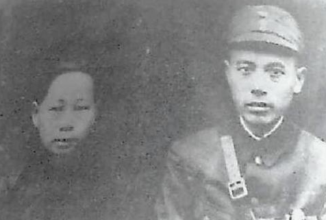 1949年,湖南乞丐給政府捐出16兩黃金後哭訴:這是我亡夫上交的 1949年,湖南乞丐給政府捐出16兩黃金後哭訴:這是我亡夫上交的