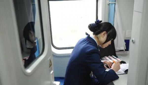 夜間坐火車時，為什麼乘務員會強制“拉窗簾”？這是為什麼？