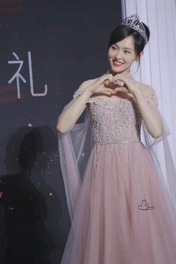 唐嫣真的是公主吧!穿碎鑽仙女裙戴王冠貴氣擋不住,幸福寫在臉上 唐嫣真的是公主吧!穿碎鑽仙女裙戴王冠貴氣擋不住,幸福寫在臉上