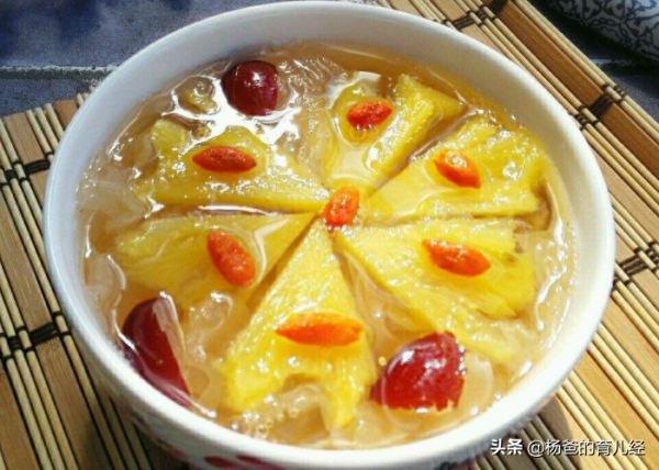 甜香味美的鳳梨銀耳羹，湯汁濃稠，營養又解饞，家中孩子特別愛吃
