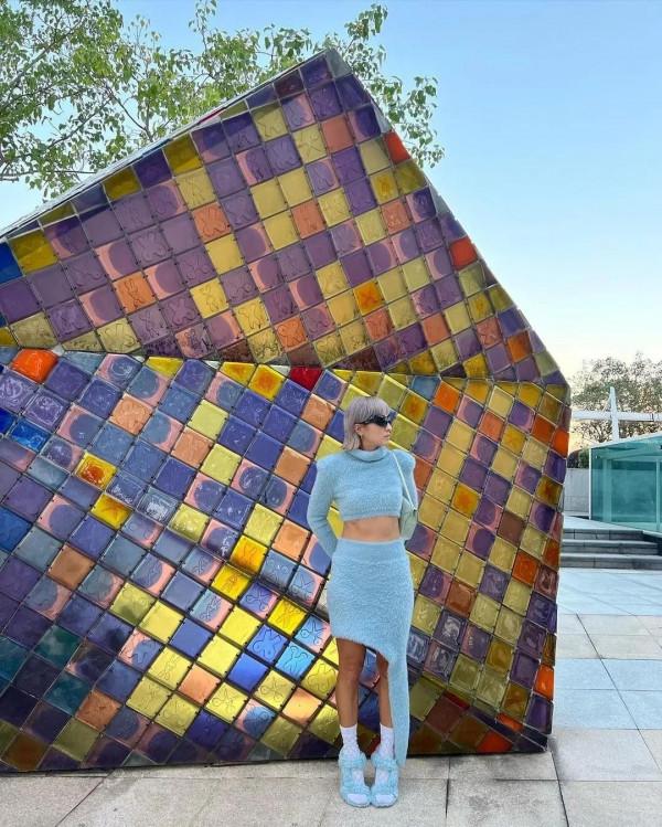 徐濠縈穿衣真有特色，高領毛衣露一截肚子，大冷天還穿涼鞋配襪子