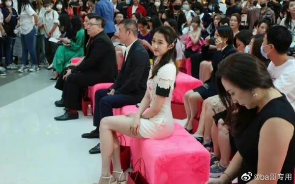 關曉彤和古力娜扎參加線下美妝活動，來看美女