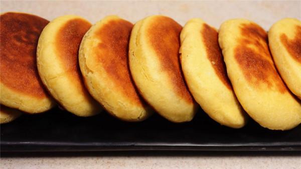 玉米麵加雞蛋，開水燙一燙，瞬間變成早餐餅，蓬鬆柔軟比饅頭還香