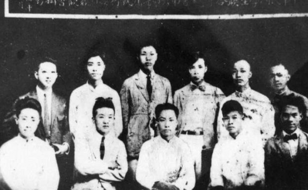 她28歲就守寡，一生未再嫁，收養800多個孤兒，兒子成國務院總理