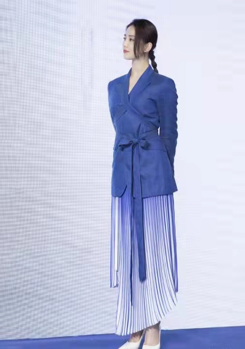 劉詩詩太會穿搭了,西裝搭百褶裙時髦又有女人味 劉詩詩太會穿搭了,西裝搭百褶裙時髦又有女人味