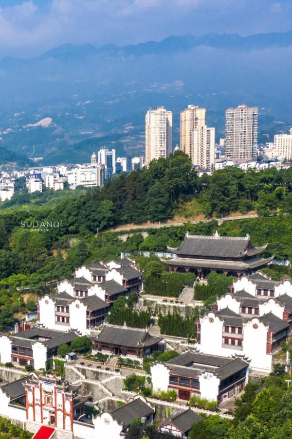 這個建在三峽大壩旁的小城，實力很強卻很低調，擁有大美風光風物