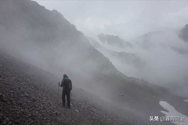野外遭遇下雨怎麼辦？雨中徒步與露營的21條要點與提示要牢記