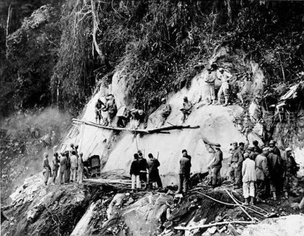 雲南一老農開啟廢舊汽油桶，驚現數十具白骨，其平均年齡僅20歲