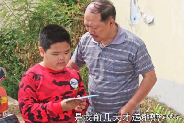 《鄉村愛情》謝騰飛馬忠錄影片為祖國慶生,父子倆身高已不相上下 《鄉村愛情》謝騰飛馬忠錄影片為祖國慶生,父子倆身高已不相上下