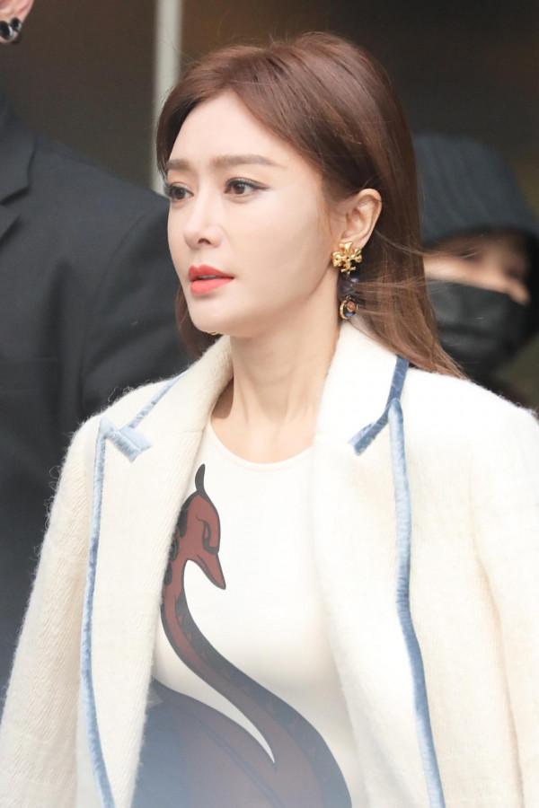 秦嵐現身成都出席站臺活動,一襲白色長裙知性優雅 秦嵐現身成都出席站臺活動,一襲白色長裙知性優雅