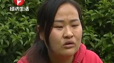 安徽40多歲兩單身兄弟收一養女，30年後女孩不離不棄帶著養父上班