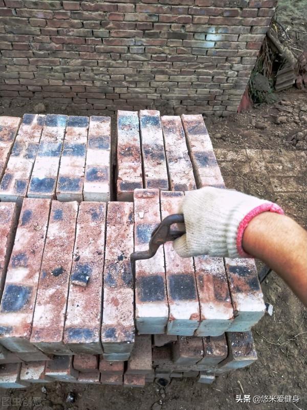 每天搬磚做體力活，為什麼練不出健身房裡那樣的肌肉呢？
