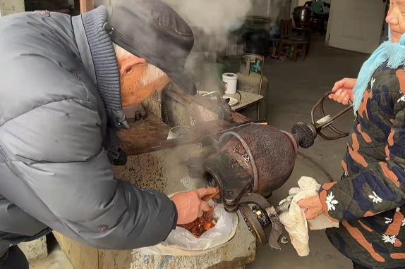 山東大爺做小吃，8年只做1種，不放油和水，直言不上大集沒生意