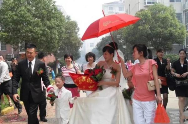 兩任前妻70後,情人80後,三婚又娶90後,是因為侯勇有錢就變壞? 兩任前妻70後,情人80後,三婚又娶90後,是因為侯勇有錢就變壞?