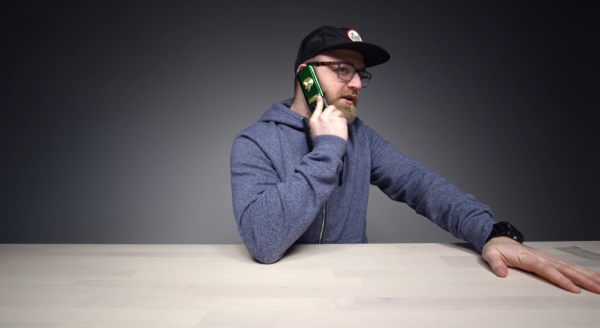 美國小夥斥巨資買中國老年手機，想證明質量不好，測試後連買10臺